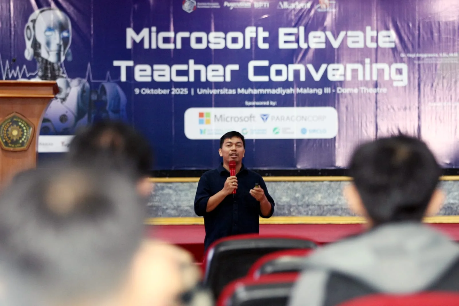 Future Technology NSEI ParagonCorp sekaligus CEO Alkademi, Puja Pramudya menyampaikan pemaparan materi di hadapan peserta Microsoft Elevate Teacher Convening 2025./Foto: Tugumalang.id/Husni.
