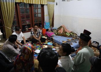 Wali Kota Malang, Wahyu Hidayat didampingi jajaran menjenguk santri korban musibah Ponpes Al Khoziny asal Malang. (Foto/dok. Prokopim Setda Kota Malang)
