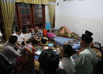 Wali Kota Malang, Wahyu Hidayat didampingi jajaran menjenguk santri korban musibah Ponpes Al Khoziny asal Malang. (Foto/dok. Prokopim Setda Kota Malang)