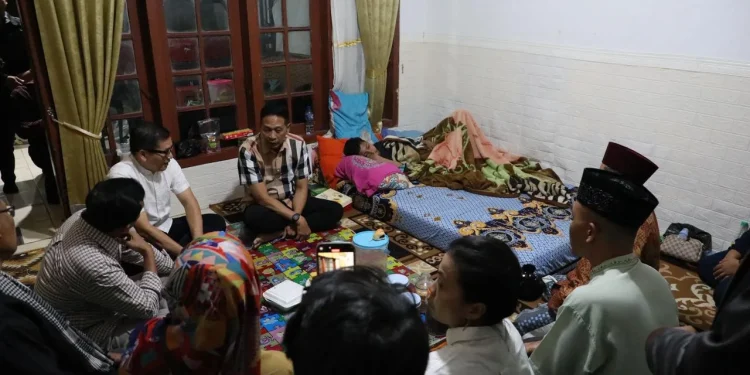 Wali Kota Malang, Wahyu Hidayat didampingi jajaran menjenguk santri korban musibah Ponpes Al Khoziny asal Malang. (Foto/dok. Prokopim Setda Kota Malang)