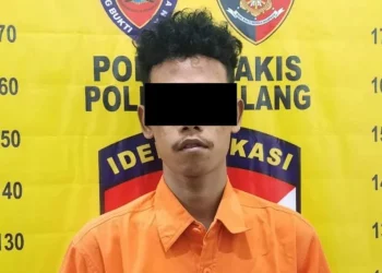 Tersangka AM (21) tertangkap basah saat copet ponsel. Foto: Polres Malang