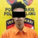 Tersangka AM (21) tertangkap basah saat copet ponsel. Foto: Polres Malang