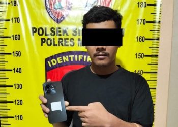 Polisi amankan tersangka pencurian dan ponsel yang ia curi. Foto: Polres Malang