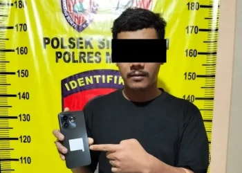 Polisi amankan tersangka pencurian dan ponsel yang ia curi. Foto: Polres Malang