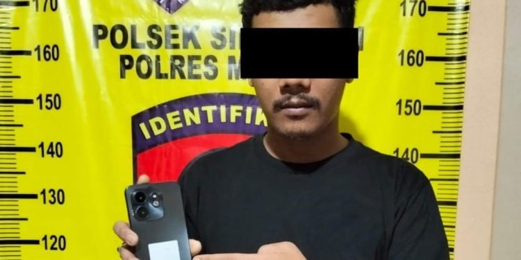 Polisi amankan tersangka pencurian dan ponsel yang ia curi. Foto: Polres Malang