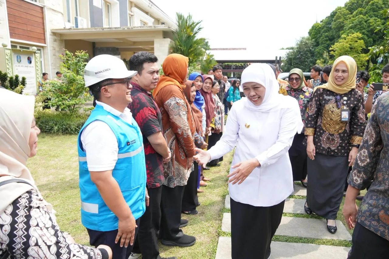 Gubernur Jawa Timur, Khofifah Indar Parawansa, saat meninjua kesiapan pelaksanaan TPA. Foto/dok