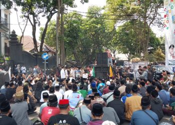 Mantan Wali Kota Malang, Sutiaji berorasi dalam aksi demo santri di Kota Malang. (Foto/M Sholeh)