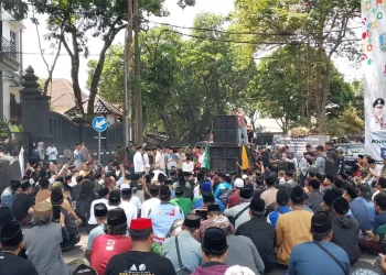 Mantan Wali Kota Malang, Sutiaji berorasi dalam aksi demo santri di Kota Malang. (Foto/M Sholeh)