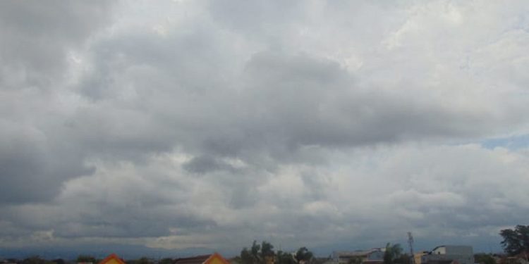 Prakiraan cuaca Malang hari Senin, 13 Oktober 2025 yang diperkirakan dalam kondisi berawan sepanjang hari. /Foto: Tugumalang.id/Bagus Rachmad Saputra