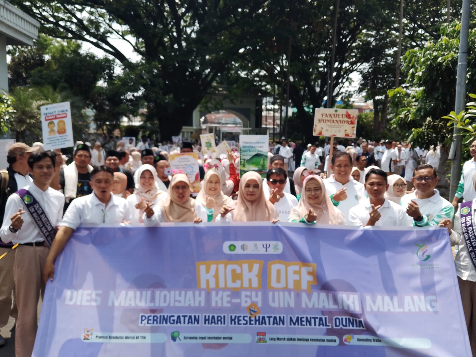 Long march mengkampanyekan kesehatan mental dalam Dies Maulidiyah ke-64 UIN Malang. (Foto/M Sholeh)