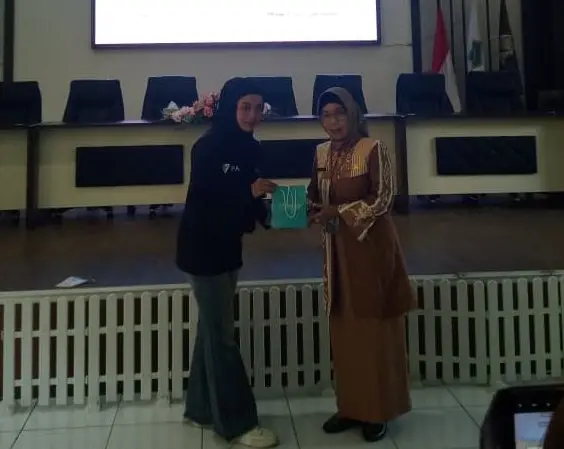 Penyerahan cenderamata dari Paragonation kepada Kepala Sekolah SMAN 6 Malang, Ibu Ernawati, S.Pd., M.M. (baju coklat) (Foto: Nur Laila Khoriroh/Tugu Jatim)