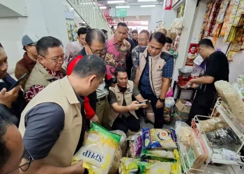 Sidak Bapanas bersama tim gabungan mengecek harga beras di Pasar Induk Among Tani hingga hypermart Kota Batu. Foto: Azmy