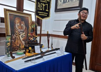 Kepala Kanwil DJBC Jatim Agus Sudarmadi saat menunjukkan koleksi pribadi keris dan pusakanya. Foto: Azmy