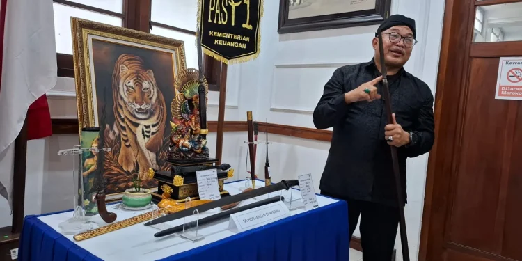 Kepala Kanwil DJBC Jatim Agus Sudarmadi saat menunjukkan koleksi pribadi keris dan pusakanya. Foto: Azmy