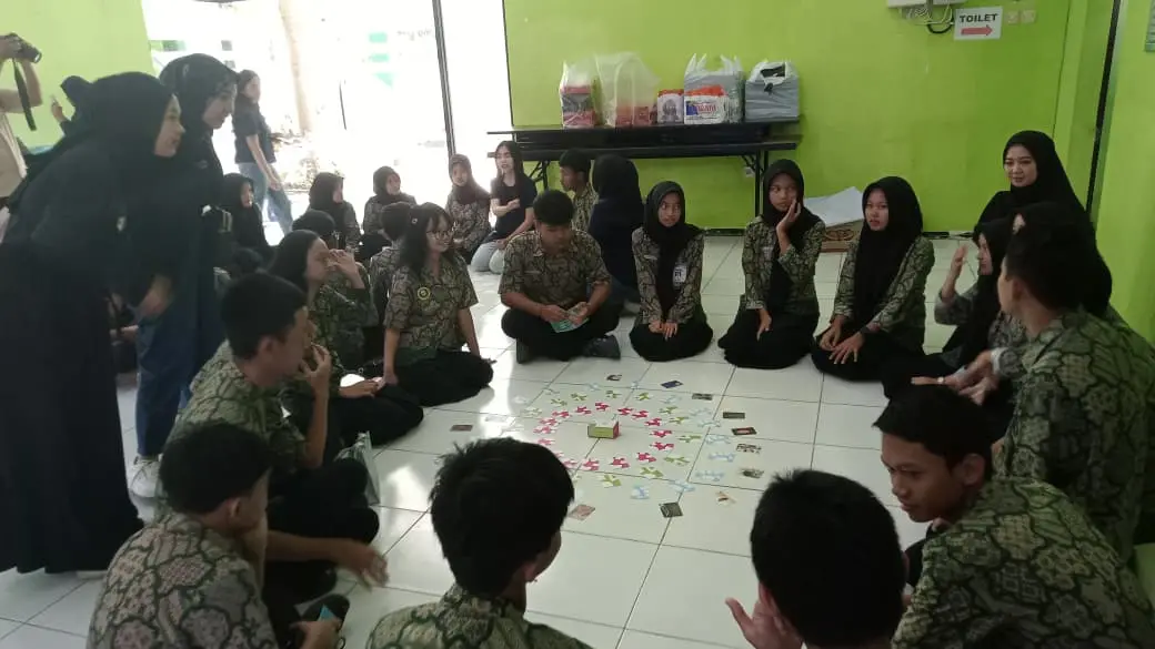 Siswa SMAN 6 Malang memainkan boardgame edukatif, buddy pekerti untuk meningkatkan percaya diri, menumbuhkan pola pikir positif, dan empati terhadap orang lain (Foto: Nur Laila Khoriroh/Tugu Jatim)