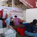 Ratusan warga pasar menyerbu layanan kesehatan gratis yang disediakan RSUD Karsa Husada. Foto: Azmy