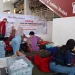 Ratusan warga pasar menyerbu layanan kesehatan gratis yang disediakan RSUD Karsa Husada. Foto: Azmy