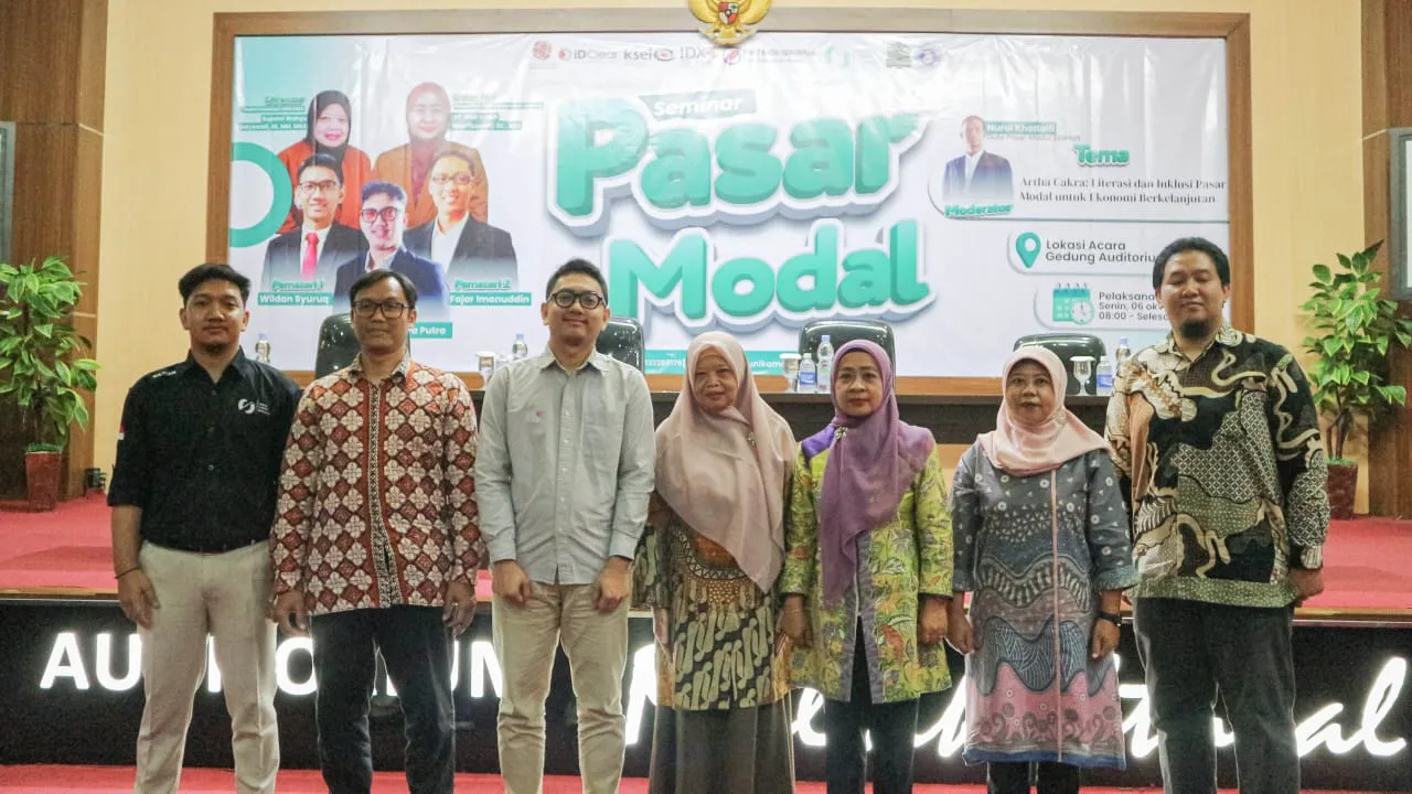Dekan FEB Unikama, Dr. Rita Indah Mustikowati, S.E, M.M (tiga dari kanan) berpose bersama narasumber dan tamu undangan yang hadir. /Foto: Dok. Unikama.