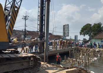 Wali Kota Malang, Wahyu Hidayat meninjau progres pelebaran Jembatan Malik Dalam, Kedungkandang. (Foto/M Sholeh)