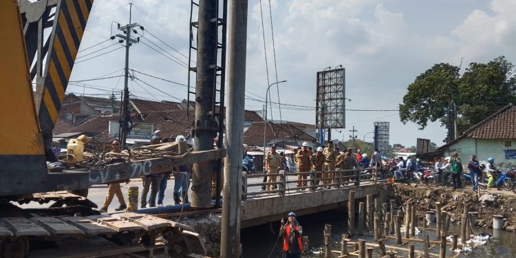 Wali Kota Malang, Wahyu Hidayat meninjau progres pelebaran Jembatan Malik Dalam, Kedungkandang. (Foto/M Sholeh)