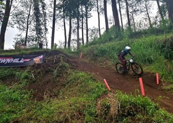 Riders 76 Indonesian Downhill 2025 saat menerjang lintasan menantang Klemuk Bike Park Kota Batu. Foto: Azmy