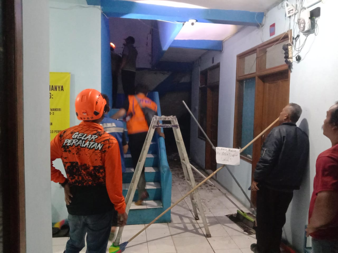 Petugas mengecek area bangunan yang ambrol. Foto: BPBD Kabupaten Malang