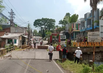 Akses jalan ditutup usai pondasi Jembatan Sonokembang, Kota Malang ambrol. (Foto/M Sholeh)