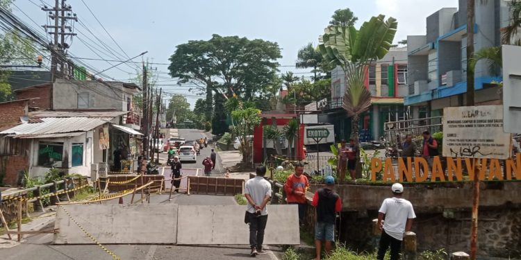 Akses jalan ditutup usai pondasi Jembatan Sonokembang, Kota Malang ambrol. (Foto/M Sholeh)