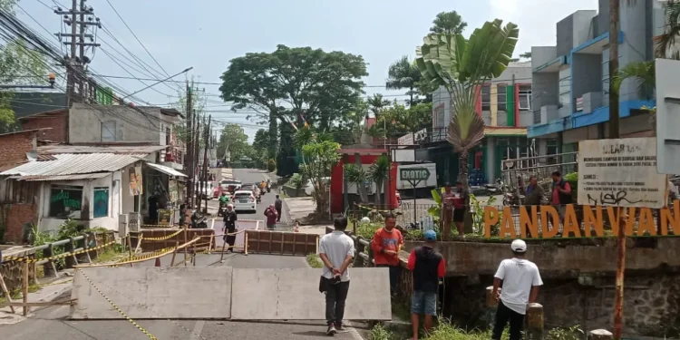 Akses jalan ditutup usai pondasi Jembatan Sonokembang, Kota Malang ambrol. (Foto/M Sholeh)