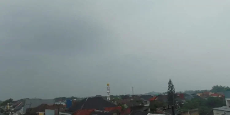 Informasi prakiraan cuaca Malang hari Sabtu, 4 Oktober 2025 yang diprediksi dominan kondisi berawan. /Foto: Tugumalang.id/Bagus Rachmad Saputra.