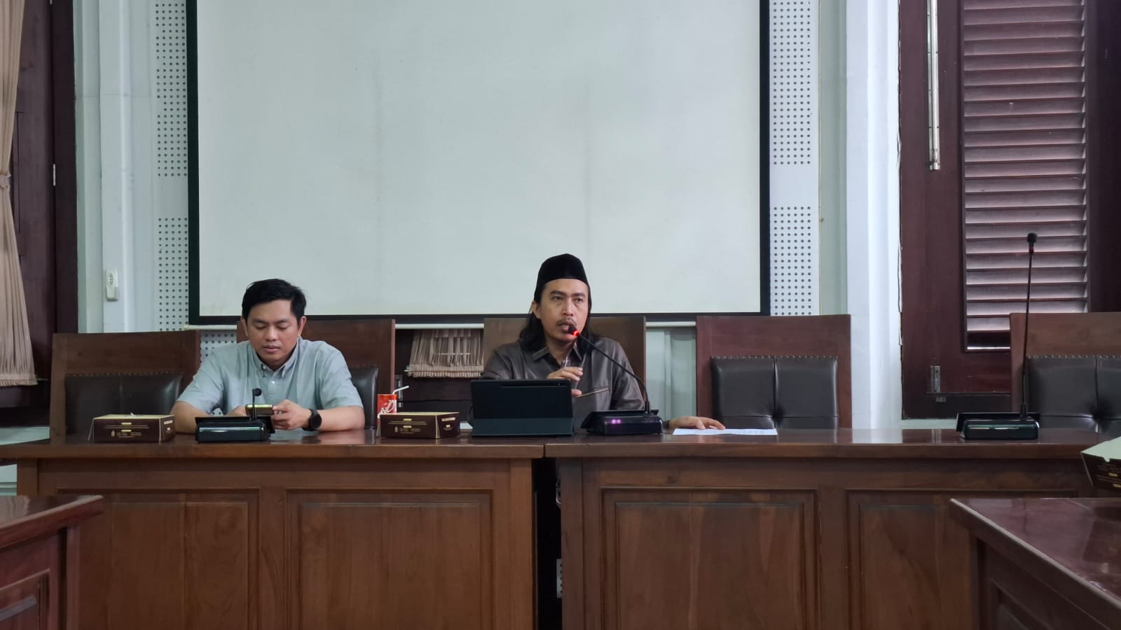 Sekretaris Komisi C DPRD Kota Malang, Akhdiyat Syabril Ulum tanggapi aspirasi pecinta kucing. Foto: Aisyah Nawangsari Putri