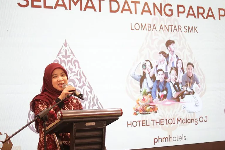 Kepala Cabang Dinas Pendidikan wilayah Malang, Dr. Dra . Ema Sumiarti, M.Si