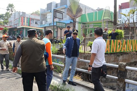 Wali Kota Malang, Wahyu Hidayat meninjau Jembatan Sonokembang. (Foto/dok. Prokopim Setda Kota Malang)