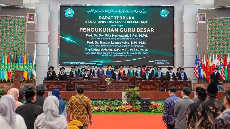 Prosesi pengukuhan sejumlah guru besar di Unisma. Foto/dok