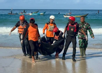 Petugas mengevakuasi jenazah korban wisatawan yang terseret ombak di Pantai Modangan. Foto: Kantor SAR Surabaya