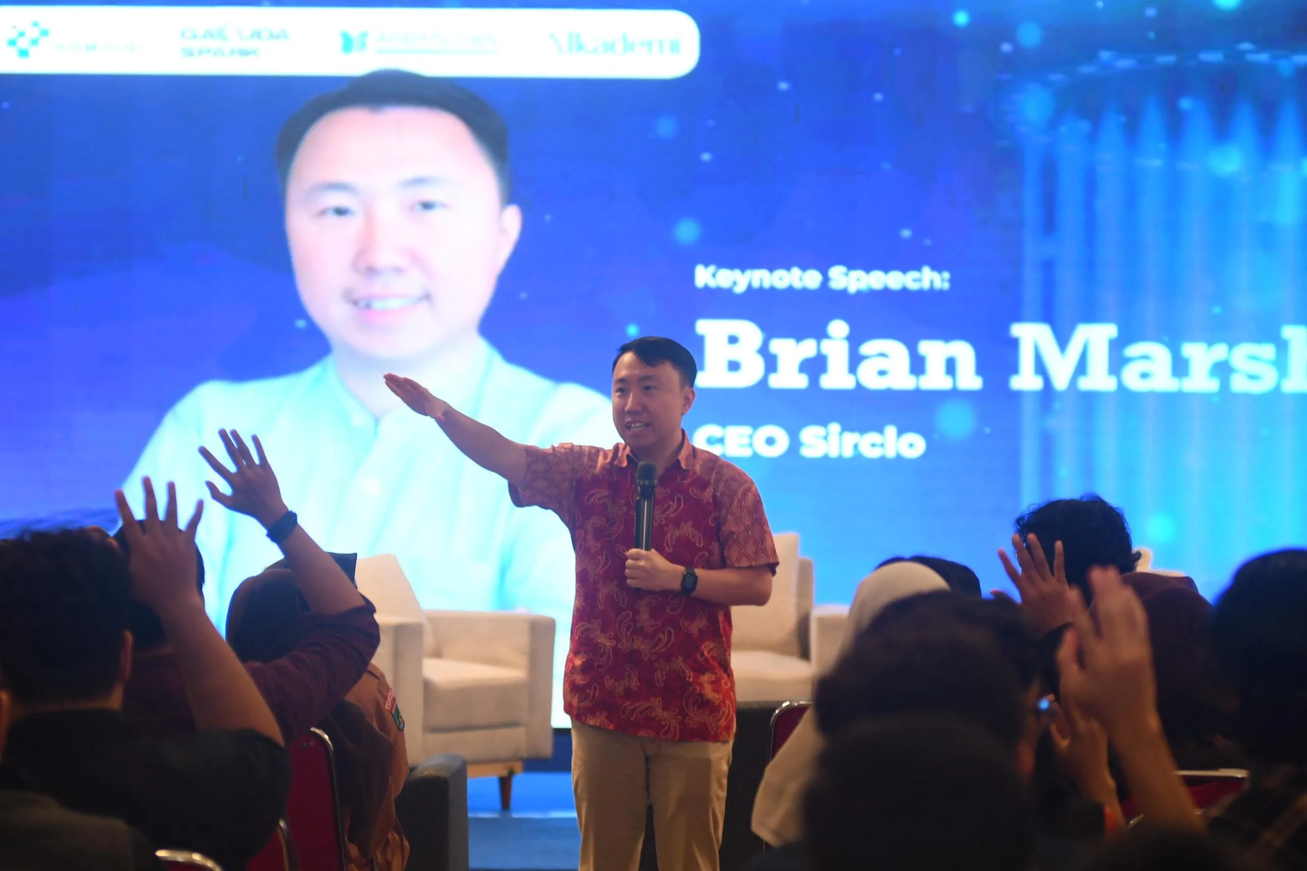CEO SIRCLO, Brian Marshal memaparkan perjalanan membangun sturtup dalam seminar TirAI Inovasi 2025 di MCC. (Foto/dok. Tugumalang.id)