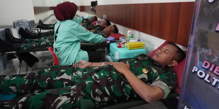 Pelaksanaan donor darah yang digelar Pemkot Batu dan Poltekad dalam rangka HUT Kota Batu ke-24. Foto: Diskominfo Kota Batu