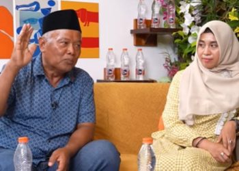Imam Muslimin atau Yai Mim (kiri) beberkan kronologi permasalahan dengan tetangganya, Sahara yang viral di media sosial saat menjadi bintang tamu podcast Curhat Bang milik Denny Sumargo. /Foto: Tangkapan layar YouTube Curhat Bang, Denny Sumargo.