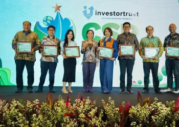Corporate Secretary TBIG Ryo Arief Wibisono (paling kanan) menerima penghargaan Investortrust CSR Awards 2025 di Ballroom The Sultan Hotel, Jakarta, Selasa (30/09/2025). (Foto: dok TBIG)