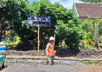 Pembangunan drainasd sebagai bagian dari TMMD ke-126 di Desa Lebakharjo. Foto: Aisyah Nawangsari Putri