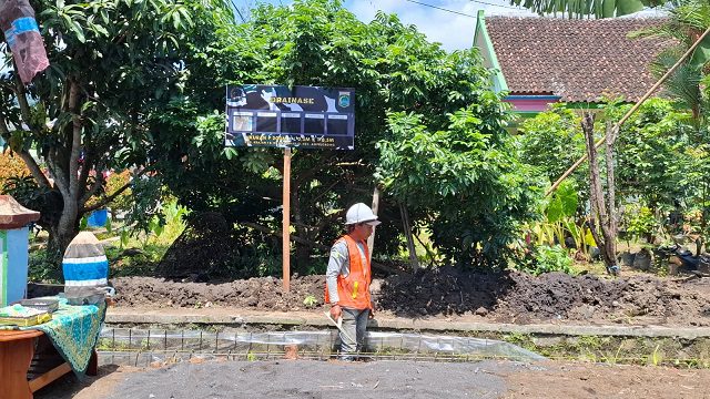 Pembangunan drainasd sebagai bagian dari TMMD ke-126 di Desa Lebakharjo. Foto: Aisyah Nawangsari Putri