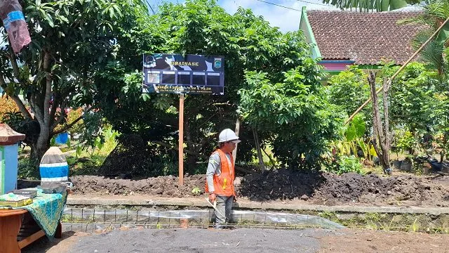 Pembangunan drainasd sebagai bagian dari TMMD ke-126 di Desa Lebakharjo. Foto: Aisyah Nawangsari Putri