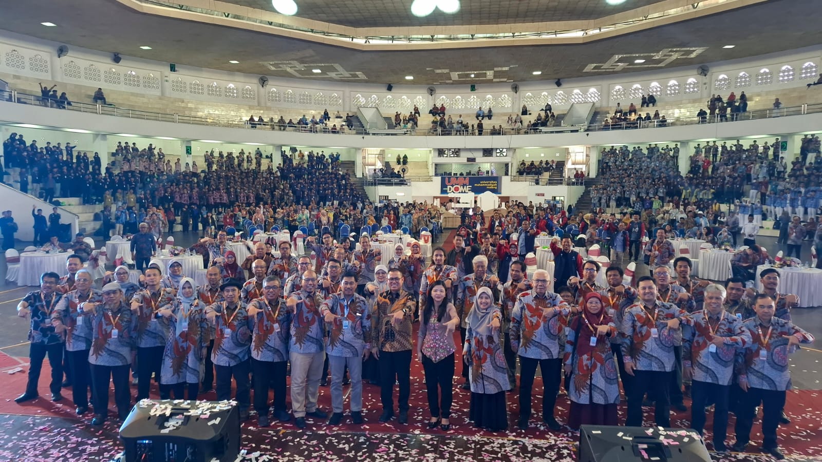 Sesi foto bersama ribuan finalis OSN 2025 se-Indonesia di Dome UMM. Foto: Azmy