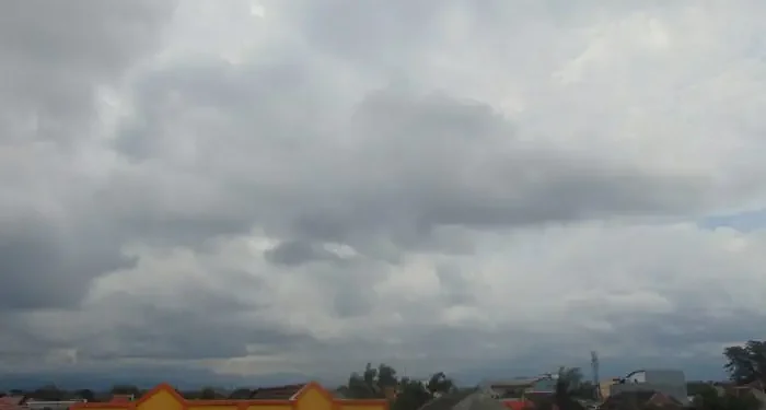 Informasi prakiraan cuaca Malang untuk hari Senin, 6 Oktober 2025 yang diperkirakan dalam kondisi berawan sepanjang hari. /Foto: Tugumalang.id/Bagus Rachmad Saputra