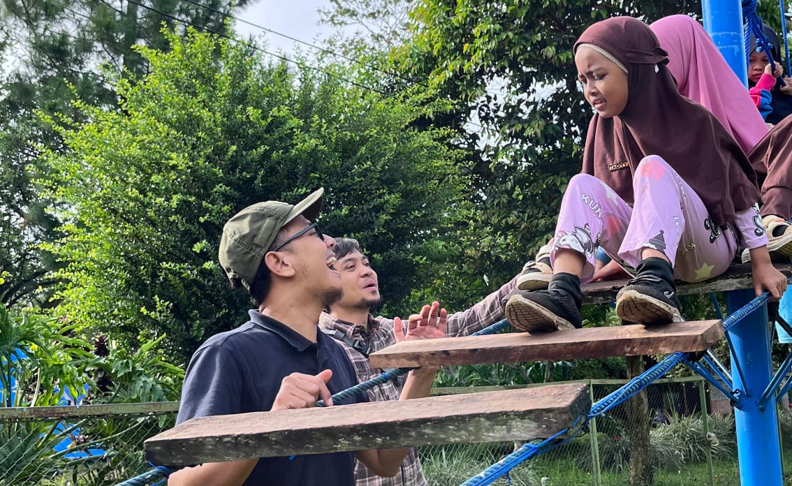 Keseruan aktivitas outbond siswa SDIT Insan Permata Malang bersama sang ayah./Foto: Dok.SDIT Insan Permata Malang.