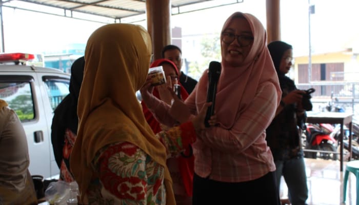 Salah satu peserta berdiskusi aktif dengan Tim Dosen Polinema perihal kemasan inovatif rendang analog sebagai produk lokal Desa Duwet. /Foto: Dok. Tim Dosen Polinema.