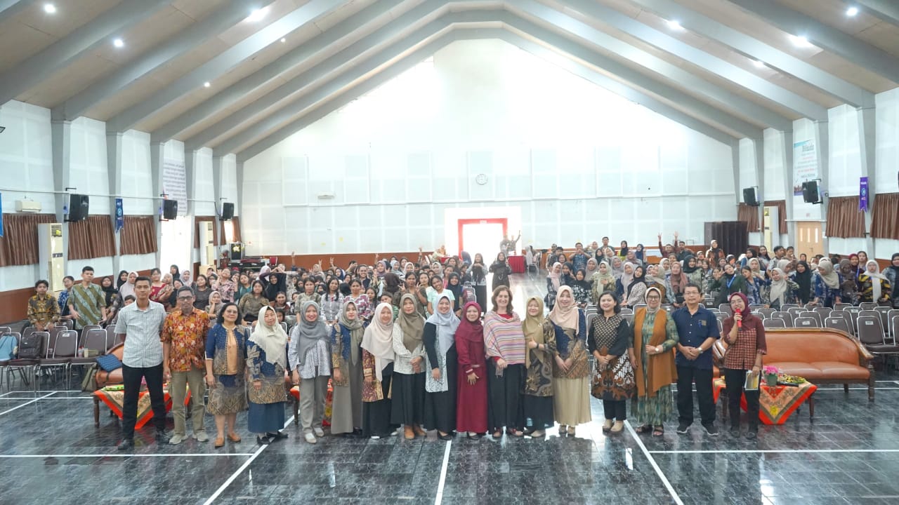 Ketua Prodi PGSD Unikama, Dr. Farida Nur Kumala, S.Si, M.Pd berpose bersama dosen, narasumber, tamu undangan, serta mahasiswa yang hadir di acara International Guest Lecture. /Foto: Dok. Unikama.