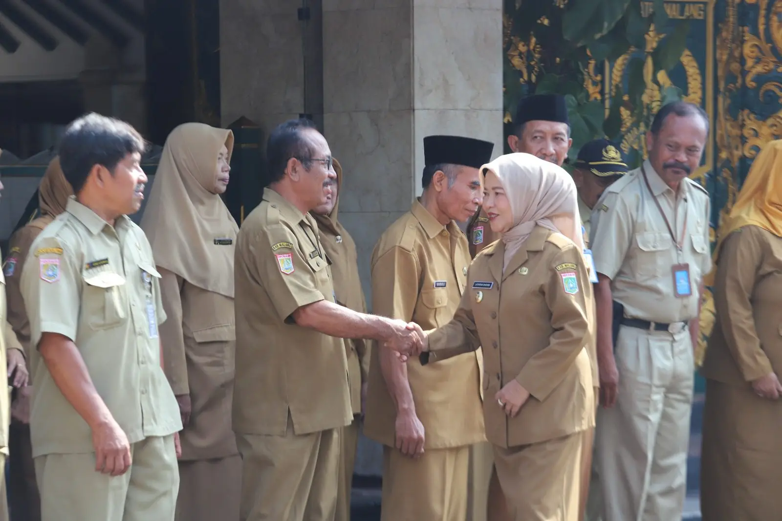 Wabup Malang, Lathifah Shohib menyalami PNS yang telah menerima SK Pensiun. Foto: Pemkab Malang