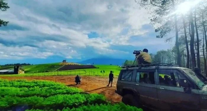 Bukit Jengkoang di Kota Batu adalah destinasi wisata alam yang menawarkan pemandangan perbukitan, kebun buah, dan hutan pinus yang menawan. /Foto: Google Review Bukit Jengkoang/Alasroban.