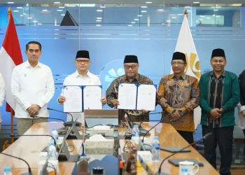Rektor Unisma, Prof. Drs. Junaidi, M.Pd, Ph.D (empat dari kanan) dan Menteri P2MI, Mukhtarudin (tiga dari kiri) sepakat menjalin kerja sama dalam upaya meningkatkan kompetensi dan juga perlindungan pekerja migran Indonesia. /Foto: Dok. Istimewa.
